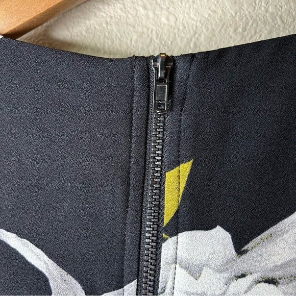 CITY CHIC NWT Jumpsuit Crepe Floral Capri Length Sleeveless Split Neck Sz XXL/24 - Picture 7 of 9